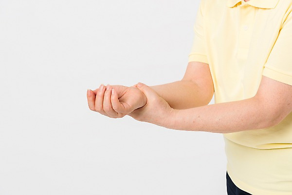 포토 JPG 스튜디오촬영 여자 건강 한명 사람 상반신 앞모습 신체부위 운동 건강관리 한국인 60대 손목 노인여자한명만 손목통증 국내포토 1 노년 뷰포인트 실내 관리 동양인 고통 여자한명만 노인여자만 파일형식