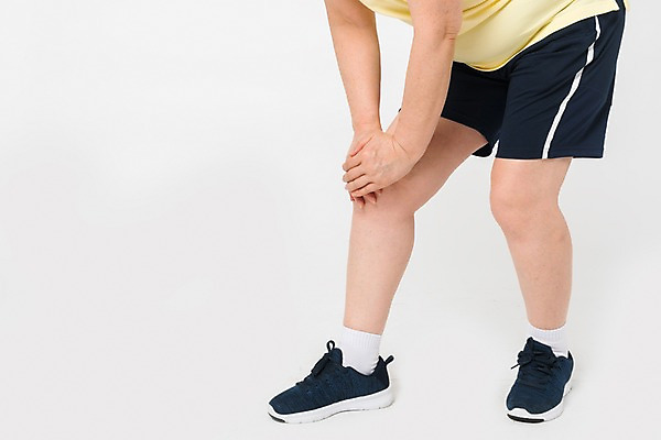 포토 JPG 스튜디오촬영 여자 운동화 건강 한명 사람 옆모습 운동 건강관리 한국인 하반신 60대 무릎통증 노인여자한명만 국내포토 1 노년 뷰포인트 신발 실내 관리 동양인 고통 여자한명만 노인여자만 파일형식