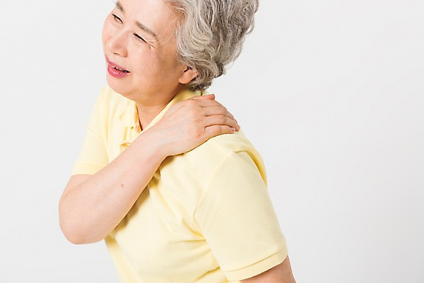 포토 JPG 스튜디오촬영 여자 건강 한명 사람 상반신 앞모습 운동 건강관리 한국인 찡그림 60대 어깨통증 노인여자한명만 국내포토 1 노년 뷰포인트 실내 표정 관리 동양인 질병 여자한명만 노인여자만 파일형식