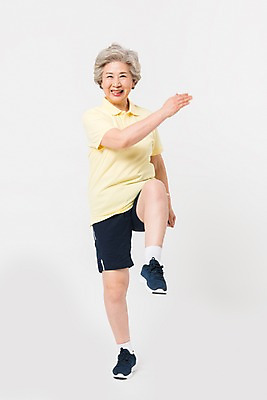 포토 JPG 스튜디오촬영 전신 여자 건강 한명 미소 사람 앞모습 운동복 운동 손들기 건강관리 한국인 60대 다리들기 노인여자한명만 국내포토 1 옷 노년 뷰포인트 모션 실내 표정 관리 동양인 여자한명만 노인여자만 파일형식
