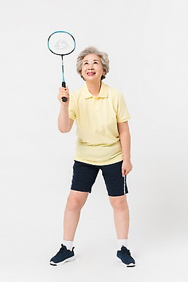 포토 JPG 스튜디오촬영 전신 여자 포즈 건강 한명 미소 사람 앞모습 운동복 운동 건강관리 한국인 올려보기 배드민턴라켓 60대 노인여자한명만 국내포토 1 옷 노년 뷰포인트 모션 실내 표정 관리 동양인 라켓 여자한명만 노인여자만 파일형식