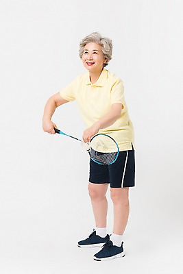 포토 JPG 스튜디오촬영 전신 응시 여자 포즈 건강 한명 서기 미소 사람 옆모습 운동복 운동 건강관리 한국인 배드민턴라켓 60대 셔틀콕 노인여자한명만 국내포토 1 시선 옷 노년 스포츠용품 뷰포인트 모션 실내 표정 관리 동양인 라켓 여자한명만 노인여자만 파일형식