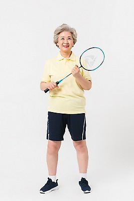 포토 JPG 스튜디오촬영 전신 여자 포즈 건강 한명 서기 사람 앞모습 운동복 운동 건강관리 한국인 배드민턴라켓 60대 노인여자한명만 국내포토 1 옷 노년 뷰포인트 모션 실내 관리 동양인 라켓 여자한명만 노인여자만 파일형식
