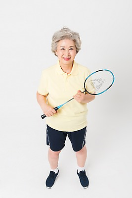 포토 JPG 스튜디오촬영 전신 여자 건강 한명 미소 사람 앞모습 운동복 하이앵글 운동 건강관리 한국인 배드민턴라켓 60대 노인여자한명만 국내포토 1 옷 노년 뷰포인트 실내 표정 관리 동양인 라켓 여자한명만 노인여자만 파일형식