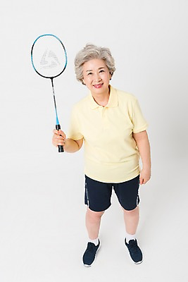 포토 JPG 스튜디오촬영 전신 여자 건강 한명 서기 미소 사람 앞모습 하이앵글 운동 건강관리 한국인 배드민턴라켓 60대 노인여자한명만 국내포토 1 노년 뷰포인트 모션 실내 표정 관리 동양인 라켓 여자한명만 노인여자만 파일형식