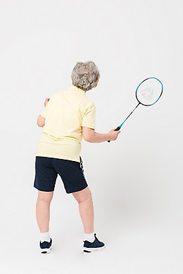 포토 JPG 스튜디오촬영 전신 여자 포즈 건강 한명 사람 뒷모습 운동복 운동 건강관리 한국인 배드민턴라켓 60대 노인여자한명만 국내포토 1 옷 노년 뷰포인트 실내 관리 동양인 라켓 여자한명만 노인여자만 파일형식