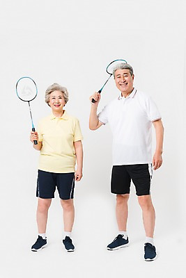 포토 JPG 스튜디오촬영 전신 여자 남자 포즈 실내 건강 미소 사람 두명 앞모습 운동복 운동 건강관리 노부부 한국인 배드민턴라켓 60대 70대 노인만 국내포토 부부 옷 노년 뷰포인트 표정 관리 동양인 내부 라켓 성인만 파일형식