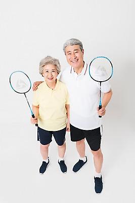 포토 JPG 스튜디오촬영 전신 여자 남자 실내 건강 서기 미소 사람 두명 앞모습 하이앵글 운동 건강관리 노부부 한국인 배드민턴라켓 60대 70대 노인만 어깨에손 국내포토 부부 노년 뷰포인트 모션 표정 관리 동양인 내부 라켓 성인만 파일형식