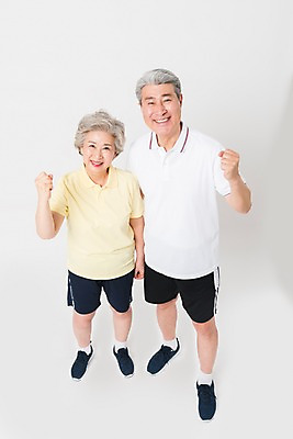 포토 JPG 스튜디오촬영 전신 여자 남자 실내 건강 서기 미소 사람 두명 앞모습 운동복 하이앵글 운동 건강관리 노부부 파이팅 주먹 한국인 60대 70대 노인만 국내포토 부부 옷 노년 뷰포인트 모션 표정 관리 동양인 내부 성인만 파일형식