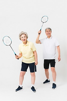 포토 JPG 스튜디오촬영 전신 여자 남자 포즈 실내 건강 미소 사람 두명 앞모습 운동복 운동 건강관리 노부부 한국인 배드민턴라켓 60대 70대 노인만 국내포토 부부 옷 노년 뷰포인트 표정 관리 동양인 내부 라켓 성인만 파일형식