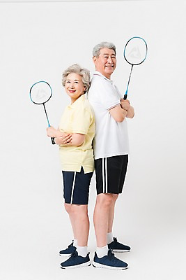 포토 JPG 스튜디오촬영 전신 여자 남자 실내 건강 미소 사람 두명 옆모습 운동복 운동 건강관리 팔짱 노부부 한국인 등맞대기 배드민턴라켓 60대 70대 노인만 국내포토 부부 옷 노년 뷰포인트 모션 표정 관리 동양인 내부 라켓 성인만 파일형식