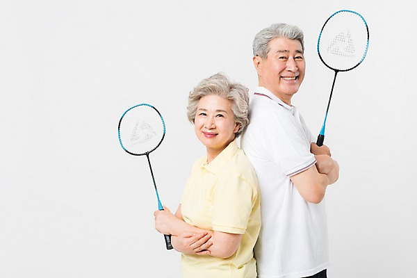 포토 JPG 스튜디오촬영 여자 남자 실내 건강 미소 사람 상반신 두명 옆모습 운동 건강관리 팔짱 노부부 한국인 등맞대기 배드민턴라켓 60대 70대 노인만 국내포토 부부 노년 뷰포인트 모션 표정 관리 동양인 내부 라켓 성인만 파일형식