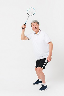 포토 JPG 스튜디오촬영 전신 남자 포즈 건강 한명 미소 사람 앞모습 운동복 운동 건강관리 한국인 배드민턴라켓 70대 노인남자한명만 국내포토 1 옷 노년 뷰포인트 실내 표정 관리 동양인 라켓 남자한명만 노인남자만 파일형식