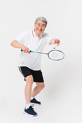 포토 JPG 스튜디오촬영 전신 남자 포즈 건강 한명 미소 사람 앞모습 운동복 운동 건강관리 한국인 배드민턴라켓 셔틀콕 70대 노인남자한명만 국내포토 1 옷 노년 스포츠용품 뷰포인트 실내 표정 관리 동양인 라켓 남자한명만 노인남자만 파일형식