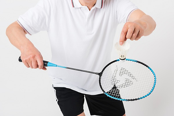 포토 JPG 스튜디오촬영 남자 포즈 건강 한명 사람 상반신 앞모습 운동복 운동 건강관리 한국인 배드민턴라켓 셔틀콕 70대 노인남자한명만 국내포토 1 옷 노년 스포츠용품 뷰포인트 실내 관리 동양인 라켓 남자한명만 노인남자만 파일형식