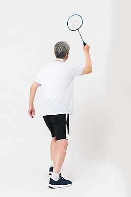 포토 JPG 스튜디오촬영 전신 남자 포즈 건강 한명 서기 사람 뒷모습 운동복 운동 건강관리 한국인 배드민턴라켓 배드민턴 70대 노인남자한명만 국내포토 1 옷 노년 뷰포인트 모션 실내 관리 동양인 구기 라켓 남자한명만 노인남자만 파일형식