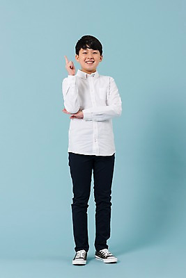 포토 JPG 스튜디오촬영 전신 학생 남자 남학생 손가락 모션 청소년 실내 한명 서기 미소 사람 손짓 앞모습 10대 캐주얼 한국인 십대남자한명만 남중생 국내포토 1 손 옷 뷰포인트 중학생 표정 동양인 내부 남자한명만 십대남자만 파일형식