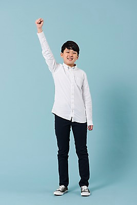 포토 JPG 스튜디오촬영 전신 학생 남자 남학생 모션 청소년 실내 한명 서기 미소 사람 손짓 앞모습 10대 캐주얼 손들기 주먹 한국인 십대남자한명만 남중생 국내포토 1 옷 뷰포인트 중학생 표정 동양인 내부 남자한명만 십대남자만 파일형식
