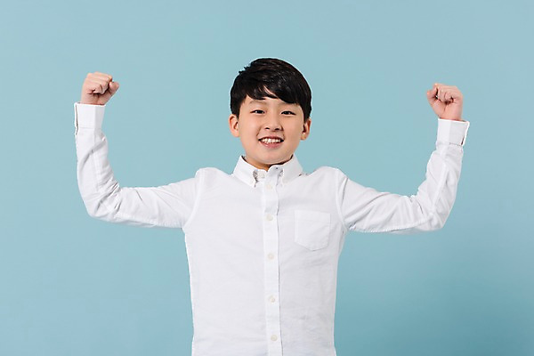 포토 JPG 스튜디오촬영 학생 남자 남학생 모션 청소년 실내 한명 미소 사람 손짓 상반신 앞모습 10대 캐주얼 손들기 주먹 한국인 십대남자한명만 남중생 국내포토 1 옷 뷰포인트 중학생 표정 동양인 내부 남자한명만 십대남자만 파일형식