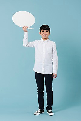 포토 JPG 스튜디오촬영 전신 학생 남자 남학생 말풍선 모션 청소년 실내 한명 서기 미소 들기 사람 앞모습 10대 캐주얼 한국인 십대남자한명만 남중생 국내포토 1 옷 뷰포인트 중학생 표정 동양인 내부 남자한명만 십대남자만 파일형식