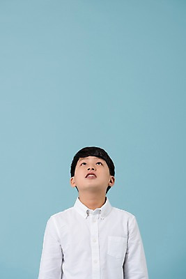 포토 JPG 스튜디오촬영 학생 응시 남자 남학생 모션 청소년 실내 한명 사람 상반신 앞모습 10대 캐주얼 한국인 올려보기 십대남자한명만 남중생 국내포토 1 시선 옷 뷰포인트 중학생 동양인 내부 남자한명만 십대남자만 파일형식