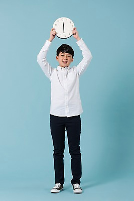 포토 JPG 스튜디오촬영 전신 학생 남자 남학생 시계 모션 청소년 실내 한명 서기 미소 들기 사람 앞모습 10대 캐주얼 한국인 6시 십대남자한명만 남중생 국내포토 1 옷 뷰포인트 중학생 표정 동양인 내부 시간 남자한명만 십대남자만 파일형식