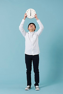 포토 JPG 스튜디오촬영 전신 학생 남자 남학생 시계 모션 청소년 실내 한명 서기 미소 들기 사람 앞모습 10대 캐주얼 한국인 올려보기 6시 십대남자한명만 남중생 국내포토 1 옷 뷰포인트 중학생 표정 동양인 내부 시간 남자한명만 십대남자만 파일형식