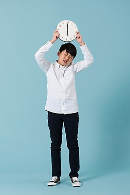 포토 JPG 스튜디오촬영 전신 학생 남자 남학생 시계 모션 청소년 실내 한명 서기 들기 사람 앞모습 10대 캐주얼 한국인 찡그림 6시 십대남자한명만 남중생 국내포토 1 옷 뷰포인트 중학생 표정 동양인 내부 시간 남자한명만 십대남자만 파일형식
