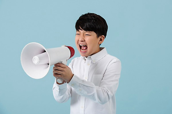 포토 JPG 스튜디오촬영 학생 남자 남학생 모션 청소년 실내 한명 들기 사람 상반신 앞모습 10대 캐주얼 확성기 외침 한국인 알림 십대남자한명만 남중생 국내포토 1 옷 뷰포인트 중학생 동양인 내부 소리 남자한명만 십대남자만 파일형식