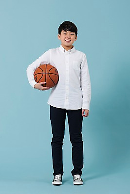 포토 JPG 스튜디오촬영 전신 학생 남자 남학생 모션 청소년 농구 농구공 실내 한명 미소 들기 사람 앞모습 10대 캐주얼 한국인 십대남자한명만 남중생 국내포토 1 옷 뷰포인트 공 중학생 표정 동양인 내부 구기 남자한명만 십대남자만 파일형식