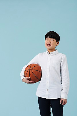포토 JPG 스튜디오촬영 학생 응시 남자 남학생 모션 청소년 농구 농구공 실내 한명 미소 들기 사람 상반신 앞모습 10대 캐주얼 한국인 십대남자한명만 남중생 국내포토 1 시선 옷 뷰포인트 공 중학생 표정 동양인 내부 구기 남자한명만 십대남자만 파일형식