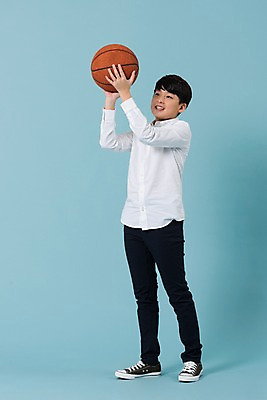 포토 JPG 스튜디오촬영 전신 학생 남자 남학생 포즈 모션 청소년 농구 농구공 실내 한명 미소 들기 사람 옆모습 10대 캐주얼 한국인 십대남자한명만 남중생 국내포토 1 옷 뷰포인트 공 중학생 표정 동양인 내부 구기 남자한명만 십대남자만 파일형식