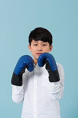 포토 JPG 스튜디오촬영 학생 응시 남자 남학생 포즈 모션 청소년 실내 한명 사람 상반신 앞모습 10대 캐주얼 권투 한국인 권투글러브 십대남자한명만 남중생 국내포토 1 시선 옷 뷰포인트 중학생 동양인 내부 격투기 글러브 남자한명만 십대남자만 파일형식