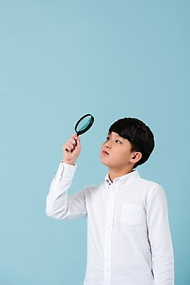 포토 JPG 스튜디오촬영 학생 응시 남자 남학생 모션 청소년 돋보기 실내 한명 들기 사람 상반신 앞모습 10대 캐주얼 한국인 올려보기 십대남자한명만 남중생 국내포토 1 시선 옷 뷰포인트 중학생 동양인 내부 남자한명만 십대남자만 파일형식