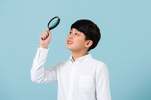 포토 JPG 스튜디오촬영 학생 응시 남자 남학생 모션 청소년 돋보기 실내 한명 미소 들기 사람 상반신 앞모습 10대 캐주얼 한국인 올려보기 십대남자한명만 남중생 국내포토 1 시선 옷 뷰포인트 중학생 표정 동양인 내부 남자한명만 십대남자만 파일형식