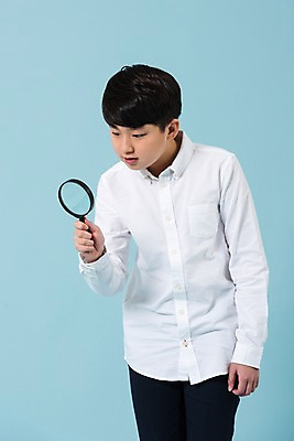 포토 JPG 스튜디오촬영 학생 응시 남자 남학생 모션 청소년 돋보기 실내 한명 들기 사람 상반신 앞모습 10대 캐주얼 한국인 집중 십대남자한명만 남중생 국내포토 1 시선 옷 뷰포인트 컨셉 중학생 동양인 내부 남자한명만 십대남자만 파일형식