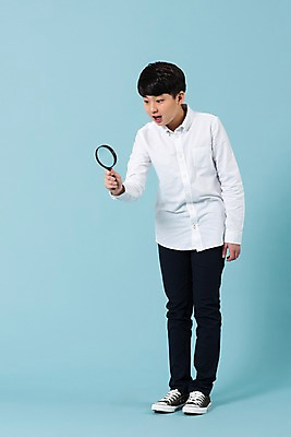 포토 JPG 스튜디오촬영 전신 학생 응시 남자 남학생 모션 청소년 돋보기 실내 한명 서기 들기 사람 앞모습 10대 캐주얼 놀람 한국인 십대남자한명만 남중생 국내포토 1 시선 옷 감정 뷰포인트 중학생 표정 동양인 내부 남자한명만 십대남자만 파일형식