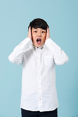 포토 JPG 스튜디오촬영 학생 남자 남학생 모션 청소년 실내 입벌림 한명 서기 사람 손짓 상반신 앞모습 10대 캐주얼 놀람 한국인 십대남자한명만 남중생 국내포토 1 옷 감정 뷰포인트 중학생 표정 동양인 내부 남자한명만 십대남자만 파일형식