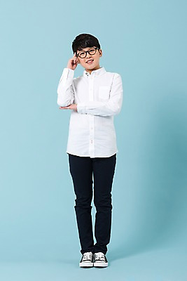 포토 JPG 스튜디오촬영 전신 학생 남자 남학생 생각 모션 청소년 실내 한명 서기 미소 사람 손짓 앞모습 10대 캐주얼 한국인 고민 십대남자한명만 안경낌 남중생 국내포토 1 옷 감정 안경 뷰포인트 중학생 표정 동양인 내부 남자한명만 십대남자만 파일형식