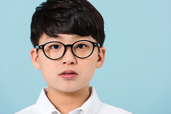 포토 JPG 스튜디오촬영 학생 응시 남자 얼굴 남학생 모션 청소년 실내 한명 사람 근접촬영 상반신 앞모습 10대 캐주얼 한국인 십대남자한명만 안경낌 남중생 국내포토 1 시선 옷 안경 뷰포인트 중학생 동양인 내부 신체부위 남자한명만 십대남자만 파일형식