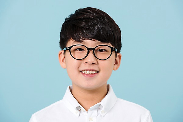 포토 JPG 스튜디오촬영 학생 응시 남자 얼굴 남학생 모션 청소년 실내 한명 미소 사람 근접촬영 상반신 앞모습 10대 캐주얼 한국인 십대남자한명만 안경낌 남중생 국내포토 1 시선 옷 안경 뷰포인트 중학생 표정 동양인 내부 신체부위 남자한명만 십대남자만 파일형식