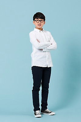 포토 JPG 스튜디오촬영 전신 학생 남자 남학생 모션 청소년 실내 한명 서기 미소 사람 앞모습 10대 캐주얼 팔짱 한국인 십대남자한명만 안경낌 남중생 국내포토 1 옷 안경 뷰포인트 중학생 표정 동양인 내부 남자한명만 십대남자만 파일형식
