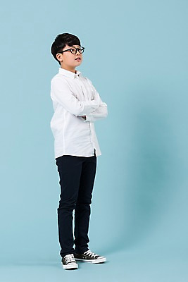 포토 JPG 스튜디오촬영 전신 학생 응시 남자 남학생 모션 청소년 실내 한명 서기 사람 옆모습 10대 캐주얼 팔짱 한국인 십대남자한명만 안경낌 남중생 국내포토 1 시선 옷 안경 뷰포인트 중학생 동양인 내부 남자한명만 십대남자만 파일형식