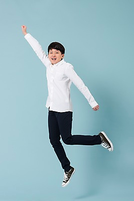 포토 JPG 스튜디오촬영 전신 학생 남자 남학생 모션 청소년 실내 한명 미소 사람 옆모습 10대 캐주얼 손들기 점프 한국인 십대남자한명만 남중생 국내포토 1 옷 뷰포인트 중학생 표정 동양인 내부 남자한명만 십대남자만 파일형식