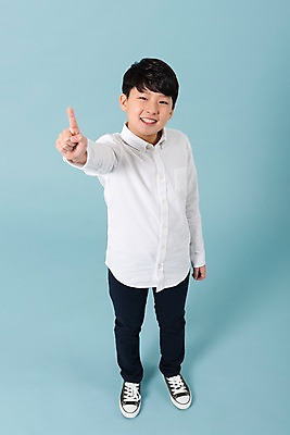 포토 JPG 스튜디오촬영 전신 학생 남자 남학생 모션 청소년 실내 한명 서기 미소 사람 손짓 앞모습 10대 캐주얼 하이앵글 한국인 검지손가락 올려보기 십대남자한명만 남중생 국내포토 1 옷 뷰포인트 손가락 중학생 표정 동양인 내부 남자한명만 십대남자만 파일형식