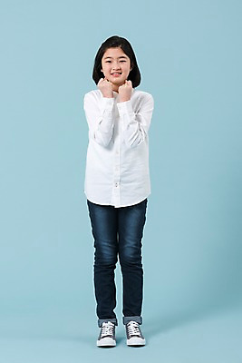 포토 JPG 스튜디오촬영 전신 여학생 여자 청소년 한명 서기 미소 사람 앞모습 10대 캐주얼 파이팅 주먹 한국인 여중생 십대여자한명만 국내포토 1 학생 옷 뷰포인트 모션 중학생 실내 표정 동양인 여자한명만 십대여자만 파일형식