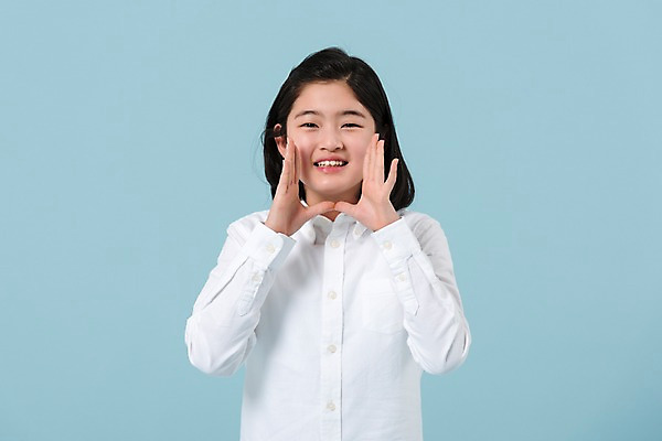 포토 JPG 스튜디오촬영 여학생 여자 청소년 한명 미소 사람 상반신 앞모습 10대 캐주얼 외침 한국인 여중생 손모으기 십대여자한명만 국내포토 1 학생 옷 뷰포인트 중학생 실내 표정 동양인 손짓 소리 여자한명만 십대여자만 파일형식