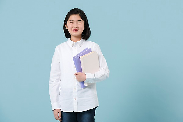 포토 JPG 스튜디오촬영 여학생 여자 청소년 한명 서기 미소 들기 사람 상반신 앞모습 10대 책 캐주얼 한국인 여중생 십대여자한명만 국내포토 1 학생 옷 뷰포인트 모션 중학생 실내 표정 동양인 여자한명만 십대여자만 파일형식