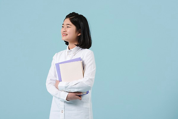 포토 JPG 스튜디오촬영 응시 여학생 여자 청소년 한명 미소 들기 사람 상반신 옆모습 10대 책 캐주얼 한국인 여중생 십대여자한명만 국내포토 1 학생 시선 옷 뷰포인트 모션 중학생 실내 표정 동양인 여자한명만 십대여자만 파일형식