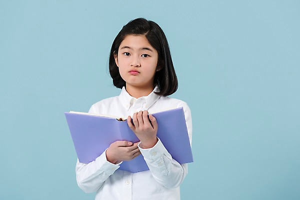 포토 JPG 스튜디오촬영 응시 여학생 여자 청소년 한명 들기 사람 상반신 앞모습 10대 책 캐주얼 한국인 호기심 여중생 십대여자한명만 국내포토 1 학생 시선 옷 감정 뷰포인트 컨셉 모션 중학생 실내 동양인 여자한명만 십대여자만 파일형식